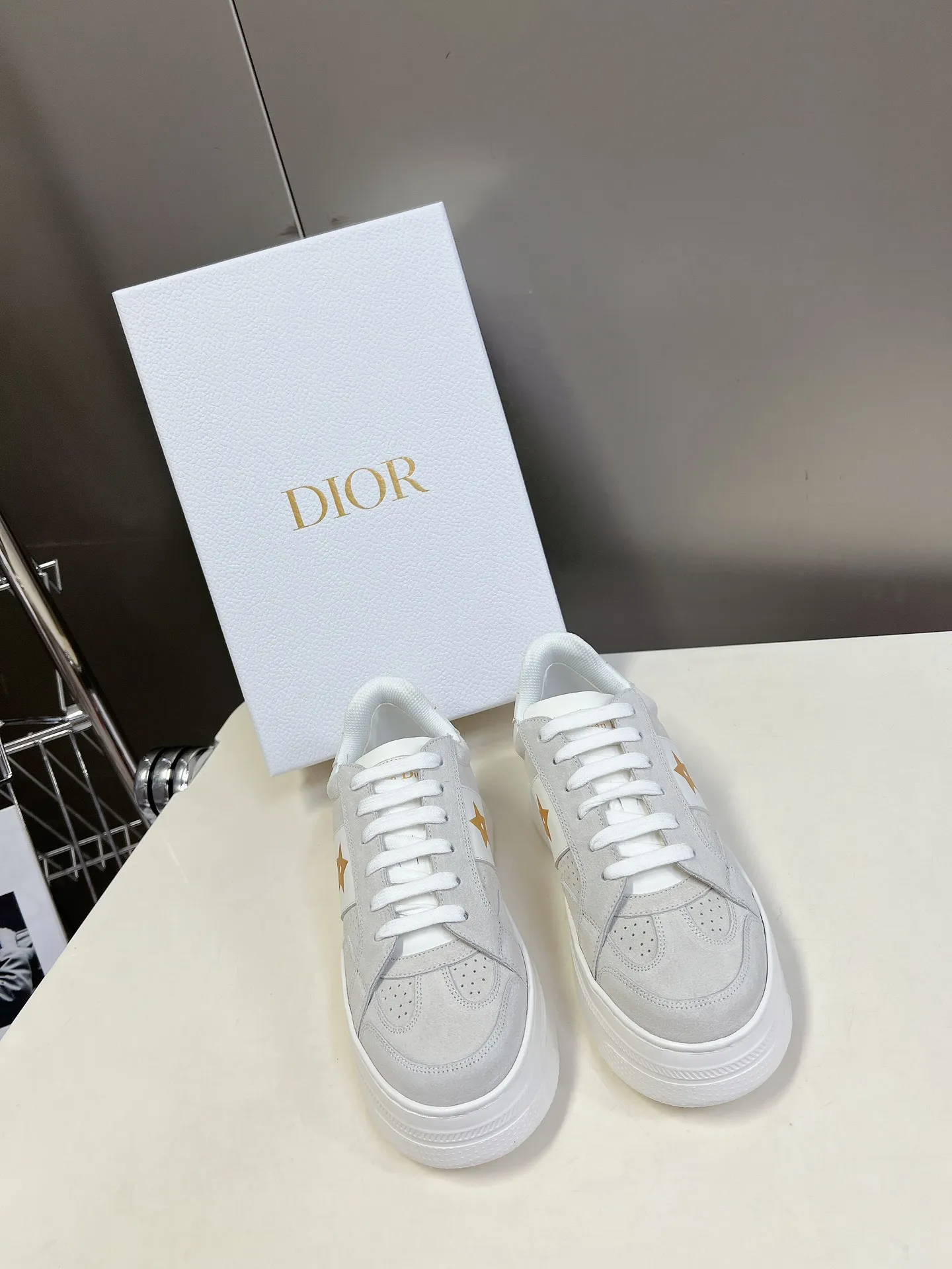 👟👟Ex-factory price 640👟👟 Dior's new platform shoes thick-soled casual shoes. Purchased and developed from Taikoo Hui RMB 16,400. These Dior Star sneakers continue the timeless silhouette and are carefully made of cow leather, so they are particularly comfortable on the feet. They are decorated with tonal suede panels and metal stars to decorate the lace eyelets to enhance the style. The lightweight style is matched with the "Christian Dior" logo thin sole, suitable for all seasons, and can be matched with all kinds of casual looks to add a finishing touch. Classic and super durable. The upper is stitched with cowhide. The original IP outsole height is 4CM. Size: 35-41. A full set of counter synchronized gift boxes 💝 packaging